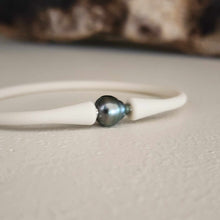 Load image into Gallery viewer, READY TO SHIP Unisex Civa Fiji Pearl Bracelet - Soft Stretch Rubber FJD$
